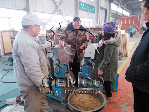 雲南客（kè）戶正在看300型木屑顆（kē）粒機製粒試機效果