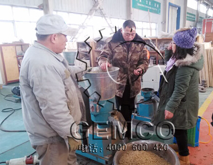 天津客戶來訪糖心影视購買（mǎi）200型豬飼料顆粒機