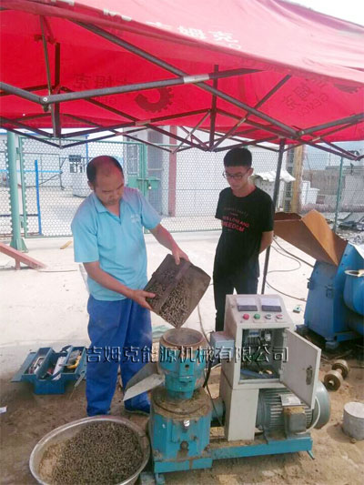 山西客戶現場（chǎng）試（shì）機（jī）糖心影视200型木（mù）屑顆粒機