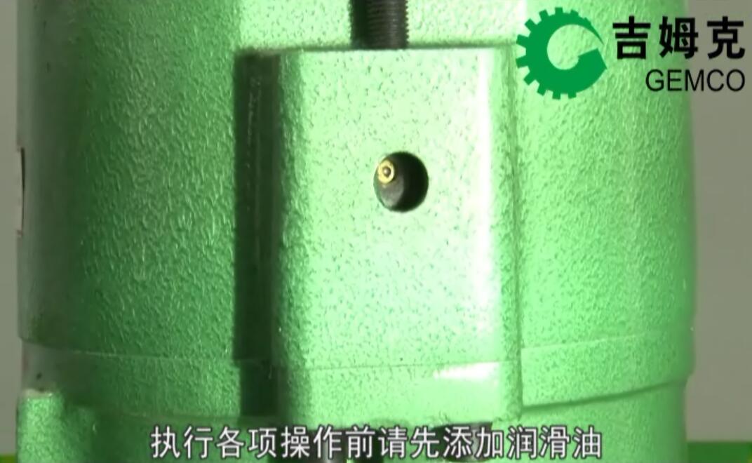 先給顆粒機（jī）注油孔添（tiān）加潤滑油