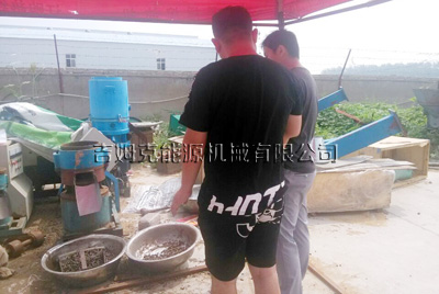 客户正在使用吉(jí)姆克猪(zhū)饲料颗粒机试机
